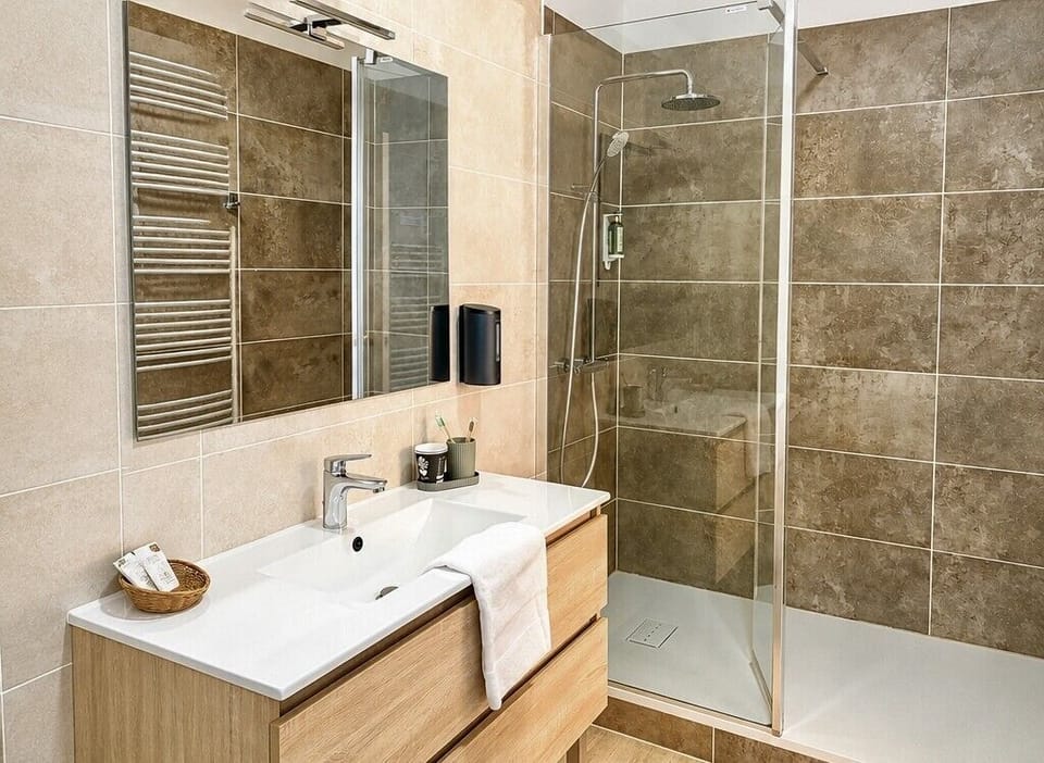 Double Room, Queen Bed | Bathroom | Free toiletries, towels