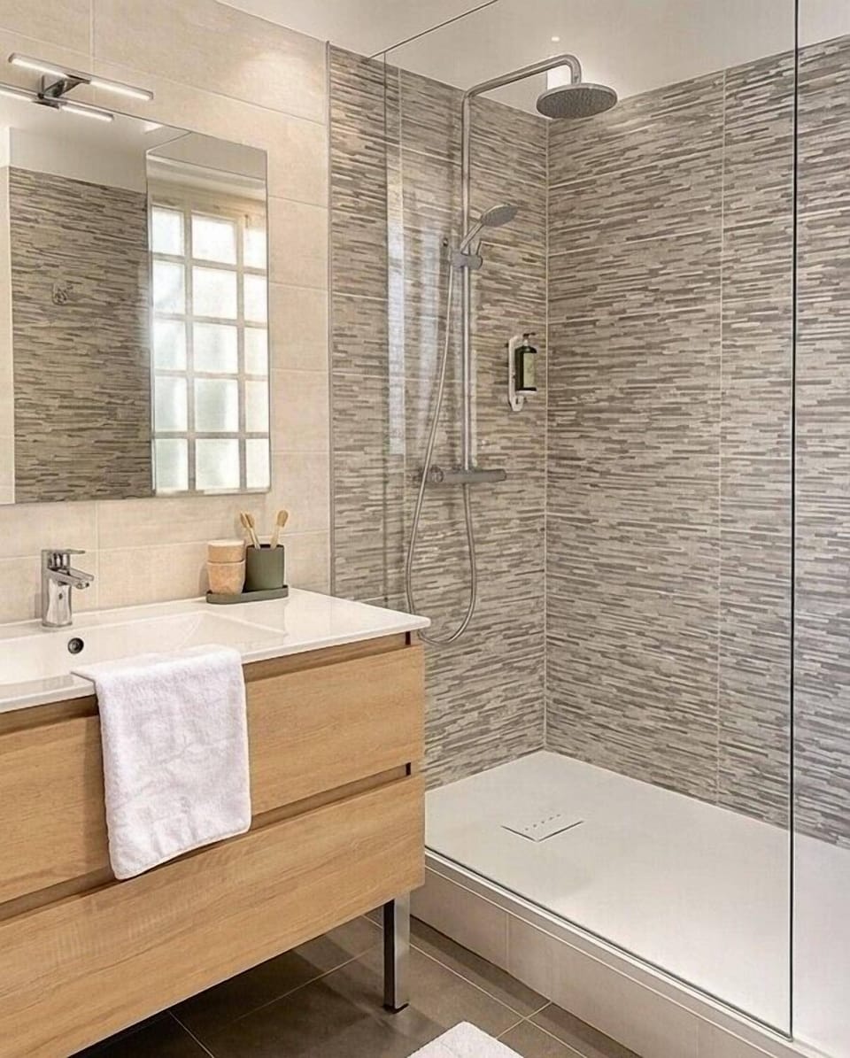 Double Room, Queen Bed | Bathroom | Free toiletries, towels