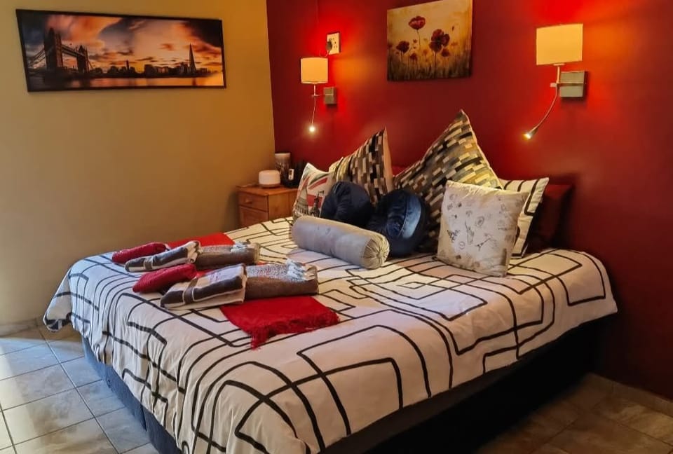 Executive Suite, 1 King Bed, Air conditioning, Garden View | Premium bedding, down comforters, pillowtop beds, desk