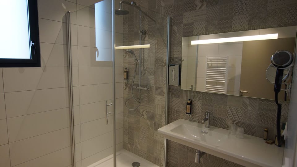 Classic Double Room | Bathroom | Free toiletries, hair dryer, towels, soap