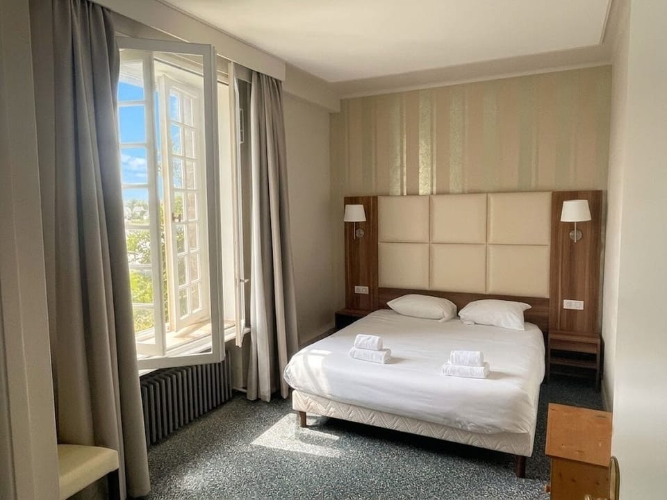 Suite, Lake View | Premium bedding, individually decorated, individually furnished, desk