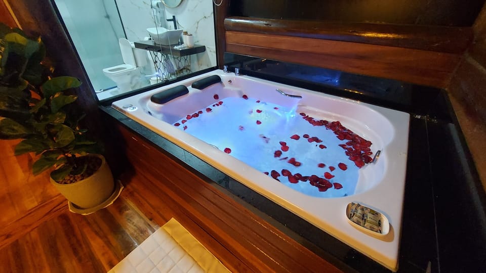 Deluxe Chalet, Kitchenette, Mountain View | Bathroom | Separate tub and shower, free toiletries, hair dryer, bathrobes