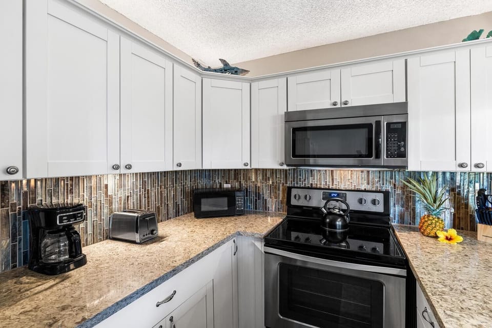 Condo, 1 Queen Bed with Sofa bed (Alii Villas#303 Fully Remodeled Top F) | Private kitchen