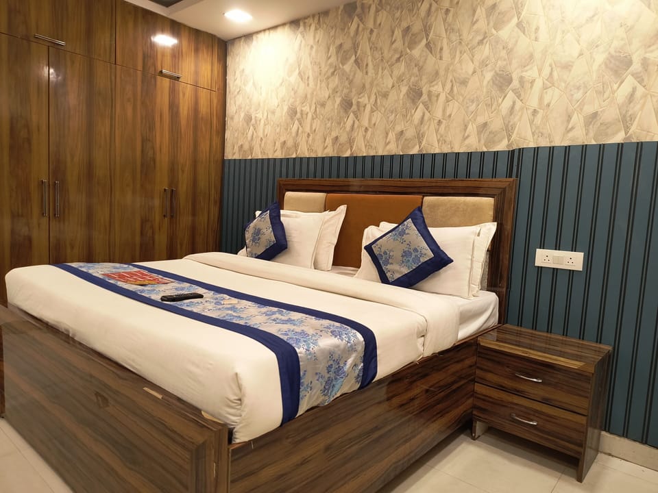 Premium bedding, in-room safe, free WiFi, bed sheets