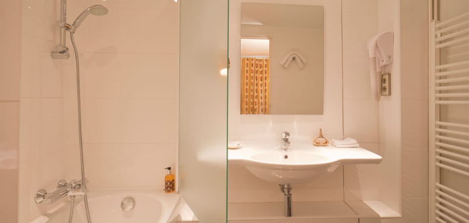 Classic Double Room | Bathroom | Combined shower/tub, free toiletries, hair dryer, towels