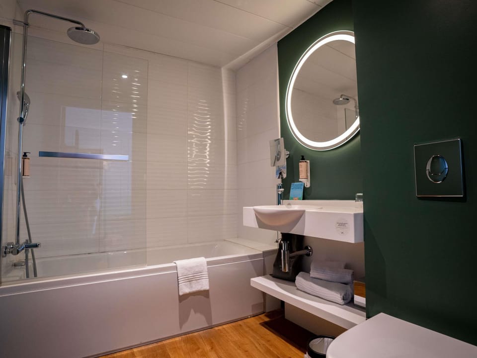 Minibar, in-room safe, laptop workspace, blackout drapes