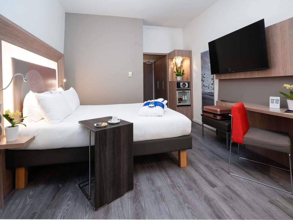 Business Room, 1 King Bed (Executive) | Hypo-allergenic bedding, down comforters, minibar, in-room safe