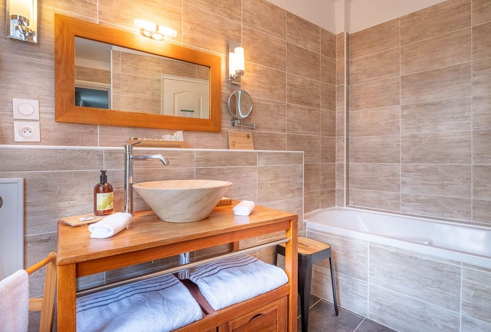 Classic Room | Bathroom | Separate tub and shower, eco-friendly toiletries, hair dryer, bathrobes