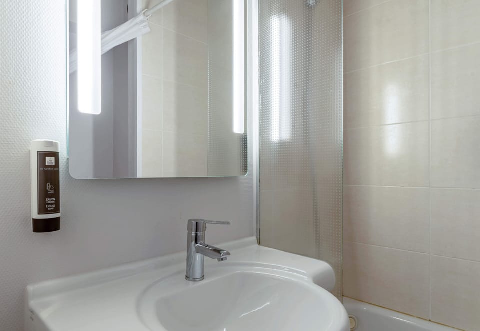 Shower, towels