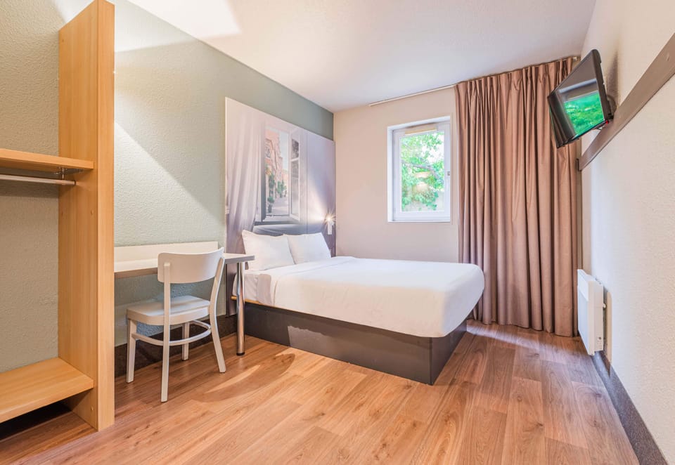 Premium bedding, desk, soundproofing, WiFi (free)