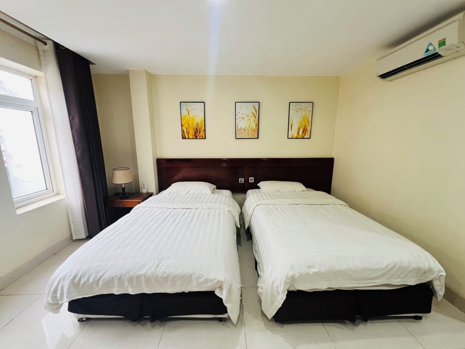 Hypo-allergenic bedding, minibar, desk, laptop workspace
