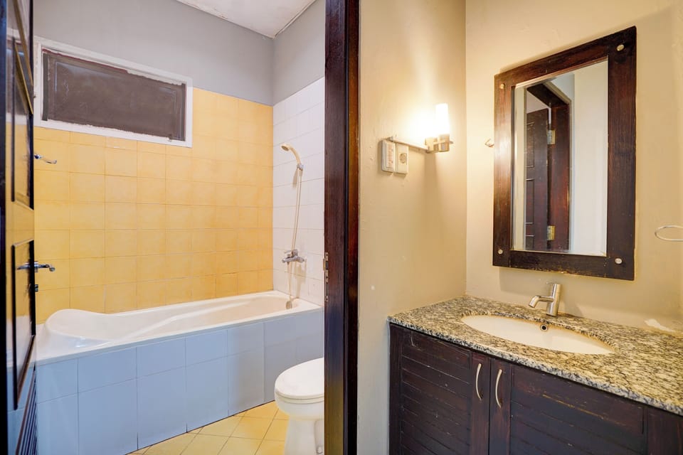 Deluxe Double Room | Bathroom | Separate tub and shower, bidet, towels, soap