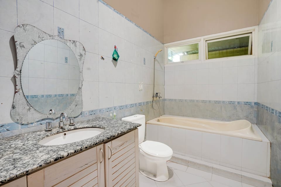 Standard Suite, 2 Twin Beds | Bathroom | Separate tub and shower, bidet, towels, soap