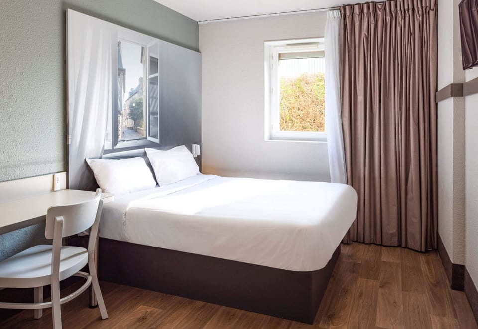Premium bedding, desk, soundproofing, free WiFi