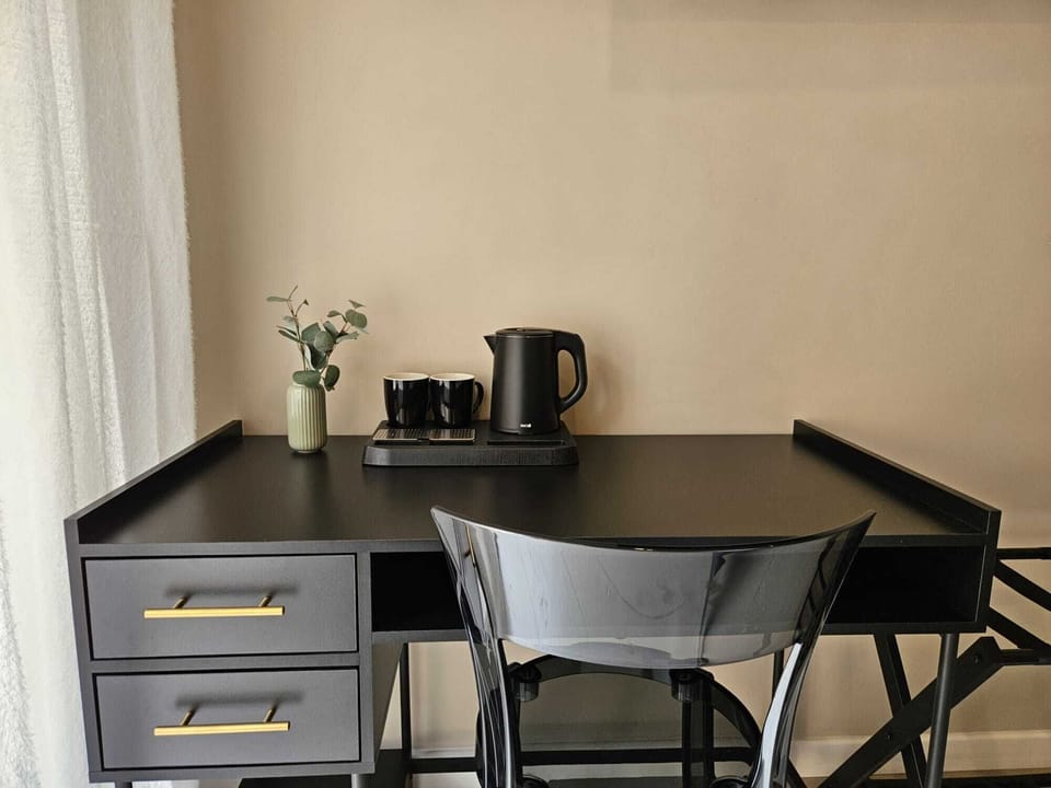 Desk, laptop workspace, WiFi (free)