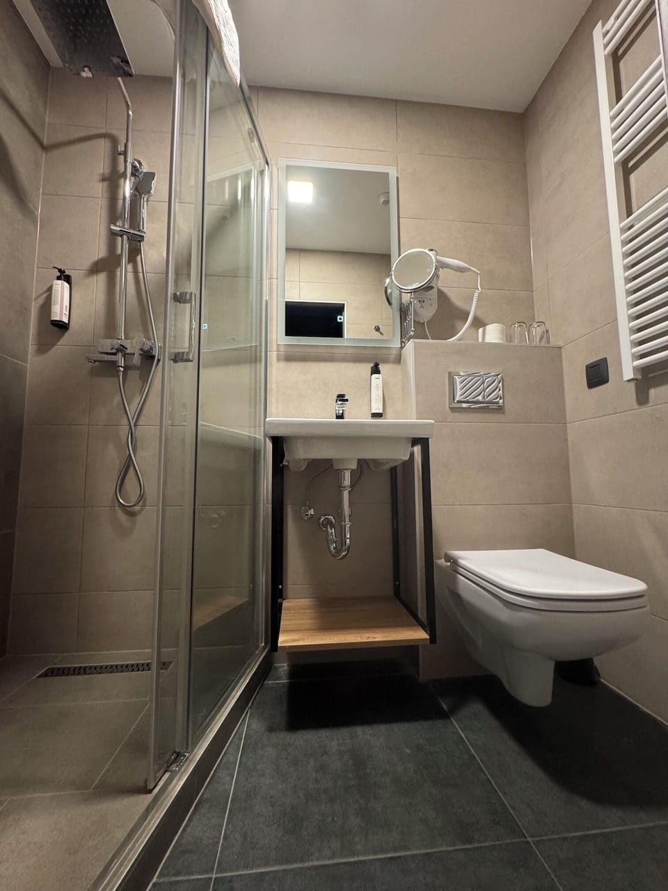 Superior Double Room, City View | Bathroom | Shower, hydromassage showerhead, hair dryer, towels