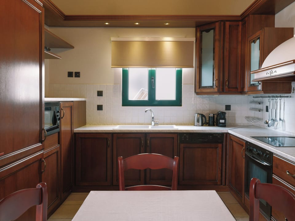 Villa, 4 Bedrooms, Sea View | Private kitchen | Electric kettle