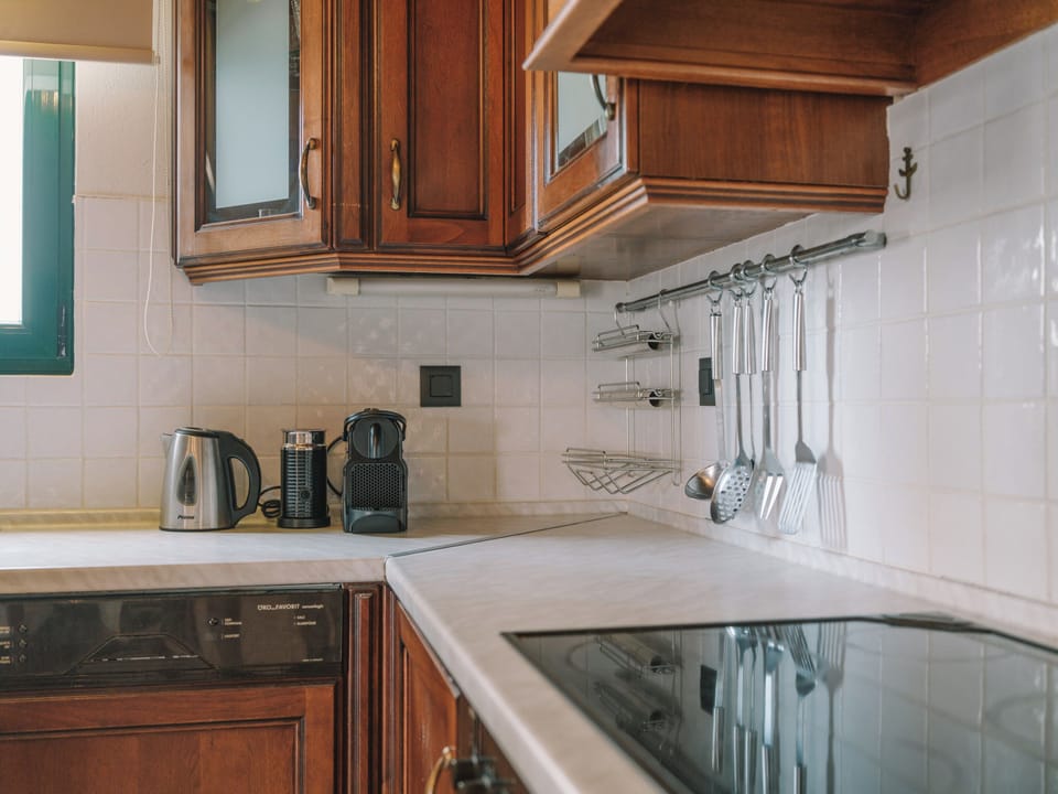 Villa, 4 Bedrooms, Sea View | Private kitchen | Electric kettle
