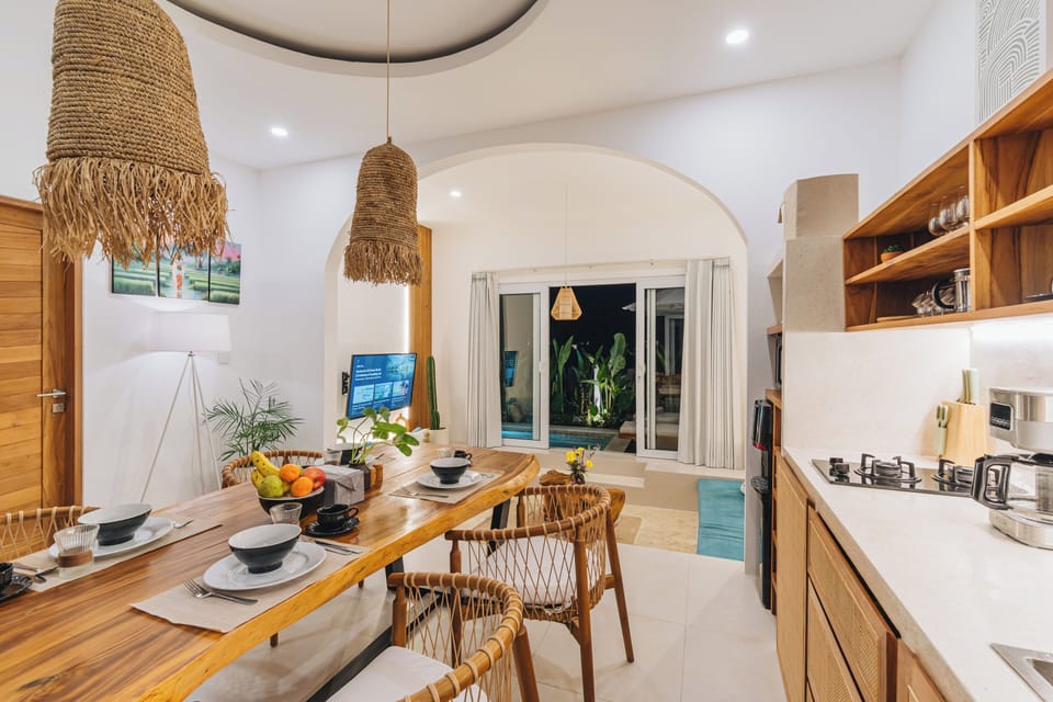 Deluxe Villa, Courtyard View | In-room dining
