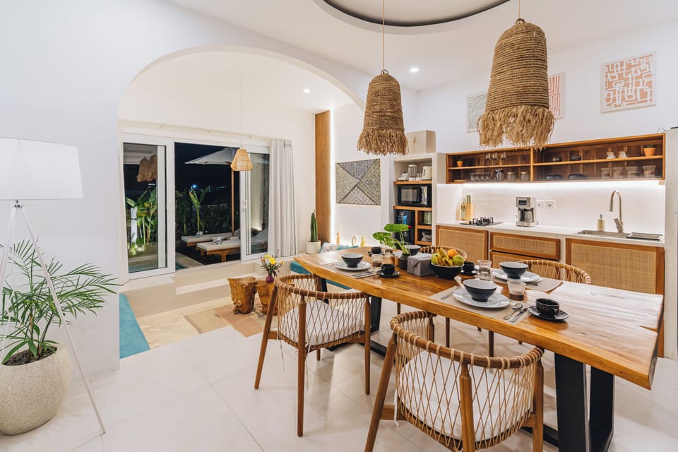 Deluxe Villa, Courtyard View | In-room dining