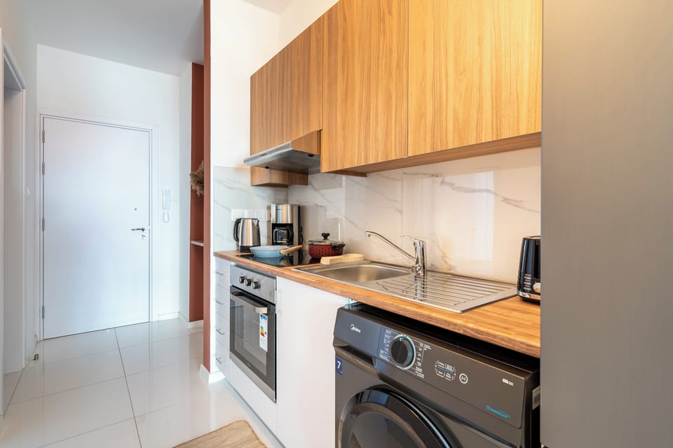 Arion | Private kitchen | Microwave, stovetop, coffee/tea maker, electric kettle