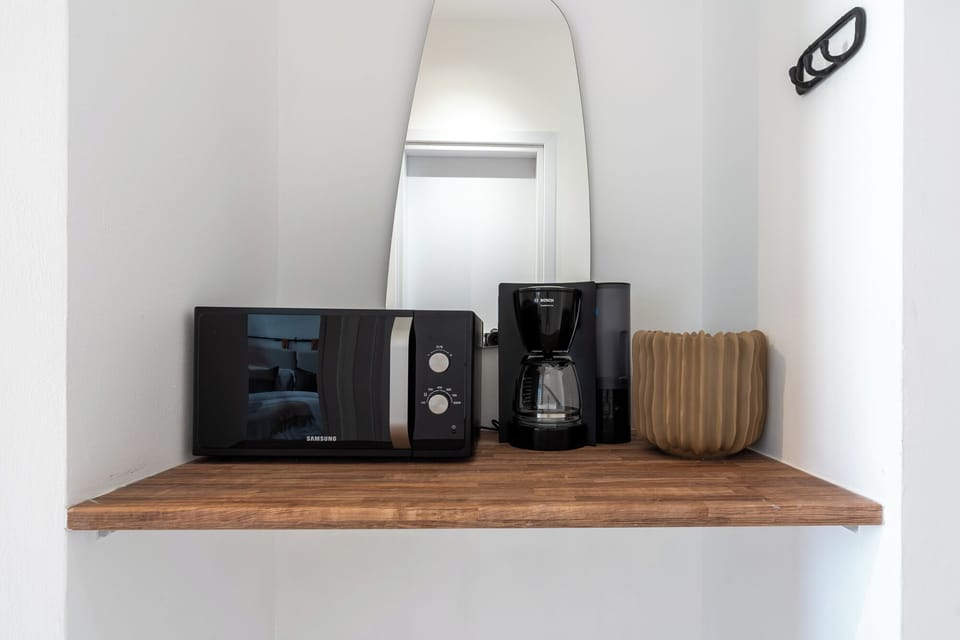 Latte | Private kitchen | Microwave, stovetop, coffee/tea maker, electric kettle