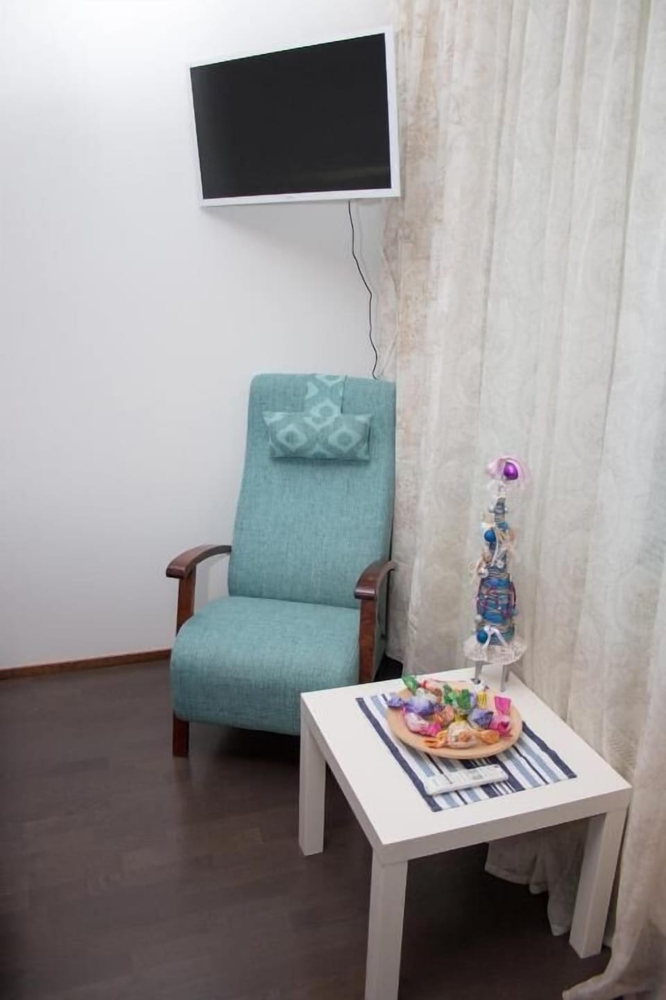 Comfort Studio, 1 Queen Bed, Courtyard View | Soundproofing, iron/ironing board, free WiFi