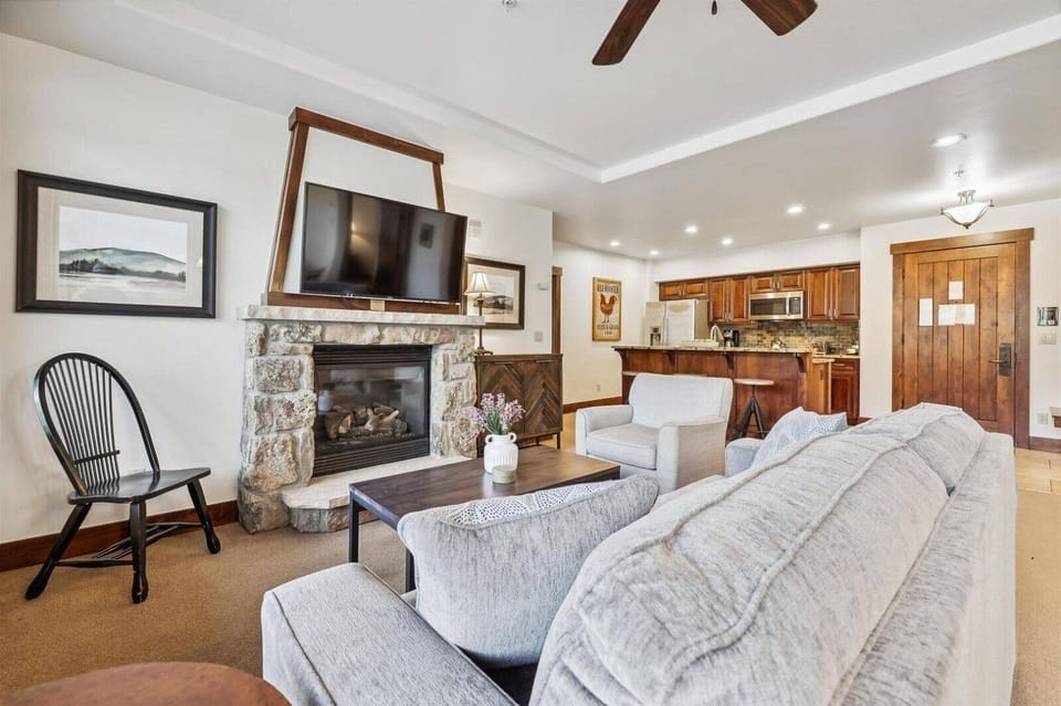 Condo (Luxury Crystal Peak Lodge 2 Bedroom C) | Living room