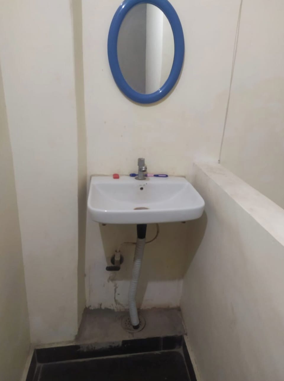 Superior Double Room | Bathroom | Shower, rainfall showerhead, free toiletries, slippers