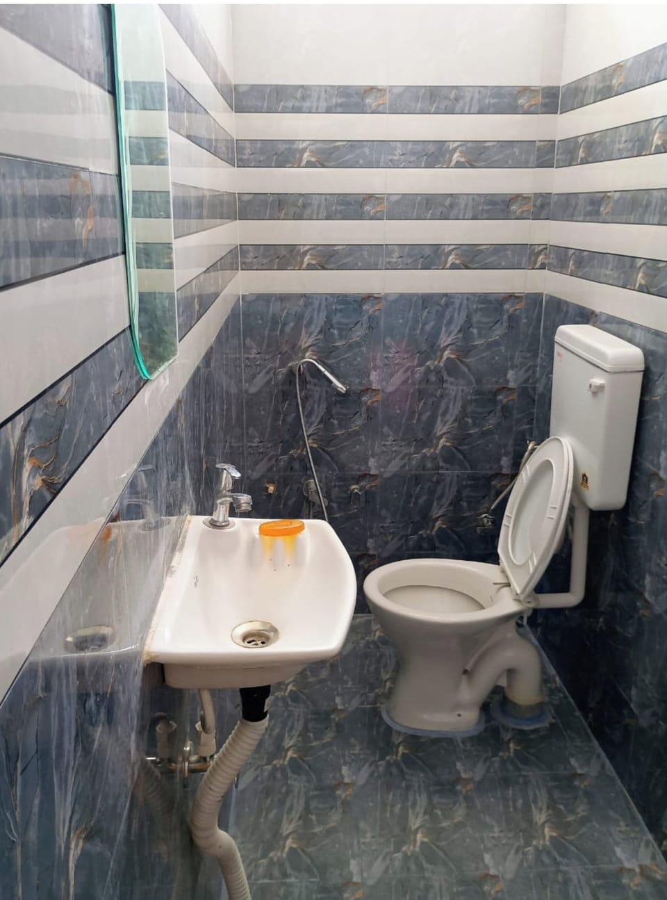 Shower, rainfall showerhead, free toiletries, slippers