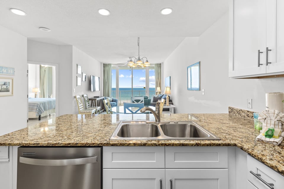 Signature Condo, 3 Bedrooms, Non Smoking, Kitchen | Private kitchen | Fridge, microwave, oven, stovetop