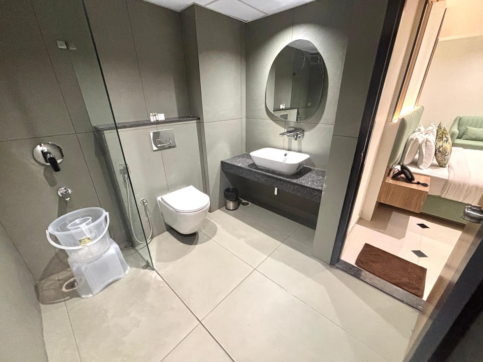 Luxury Suite | Bathroom | Towels, soap, shampoo, toilet paper