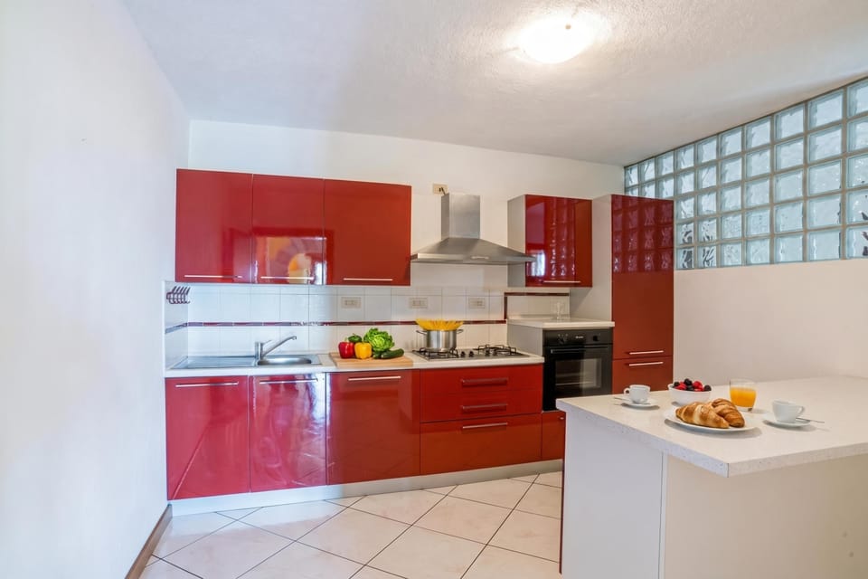 Family House, 3 Bedrooms, 2 Bathrooms (Balcone Di Alex & Thomas) | Private kitchen