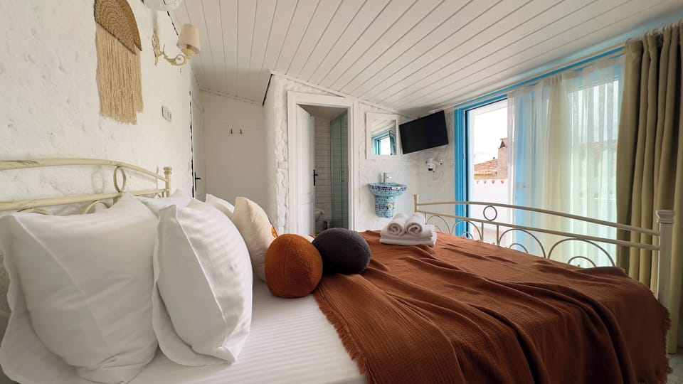 Deluxe Double Room, Balcony, Hill View | Free WiFi