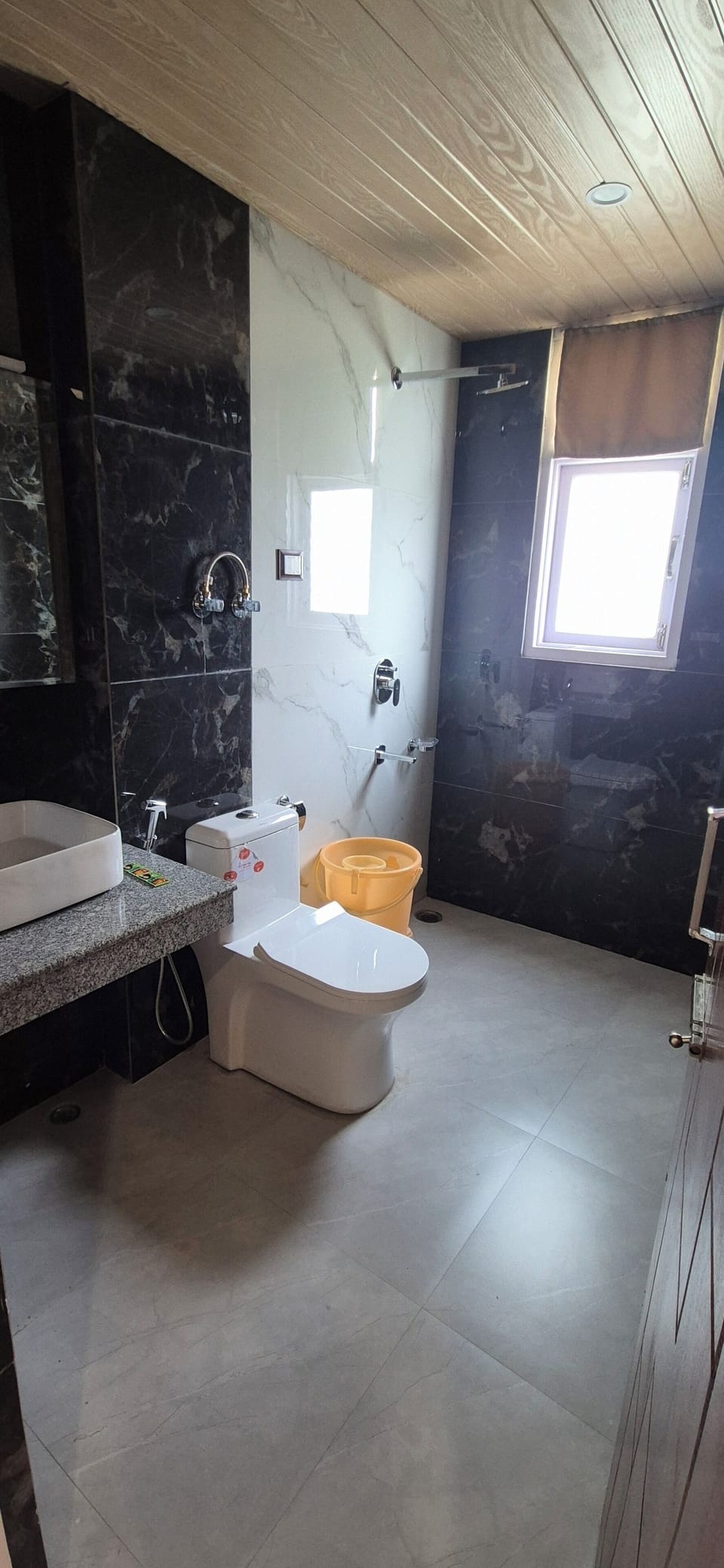 Luxury Room | Bathroom shower