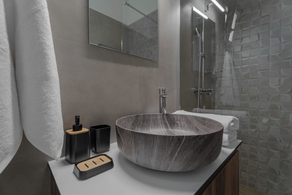 Junior Suite | Bathroom | Shower, free toiletries, hair dryer, towels