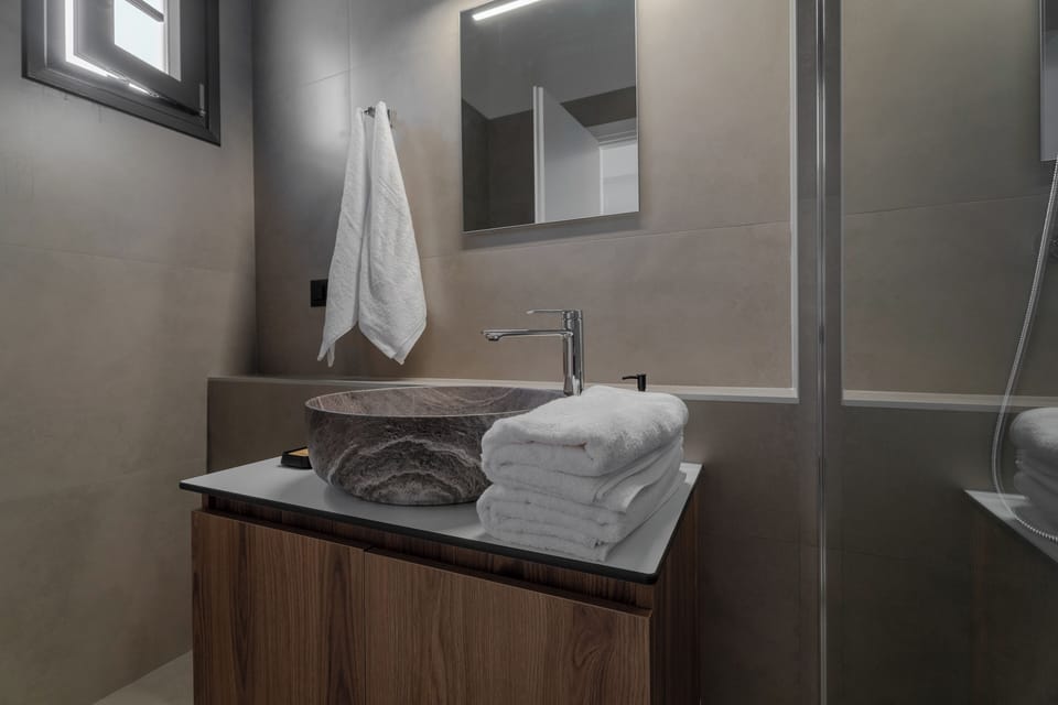 Deluxe Double Room, Partial Sea View | Bathroom | Shower, free toiletries, hair dryer, towels