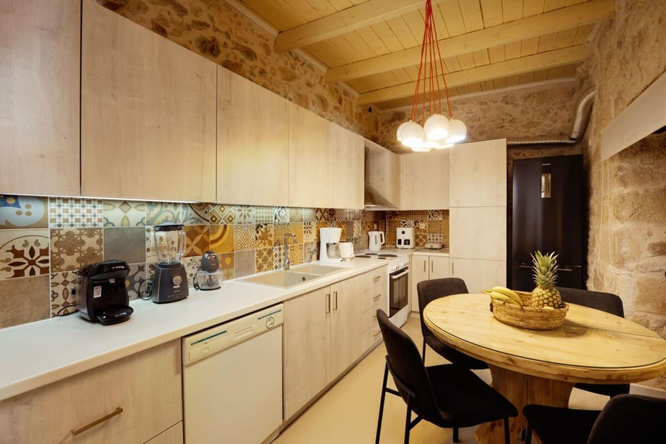 House | 3 bedrooms, desk
