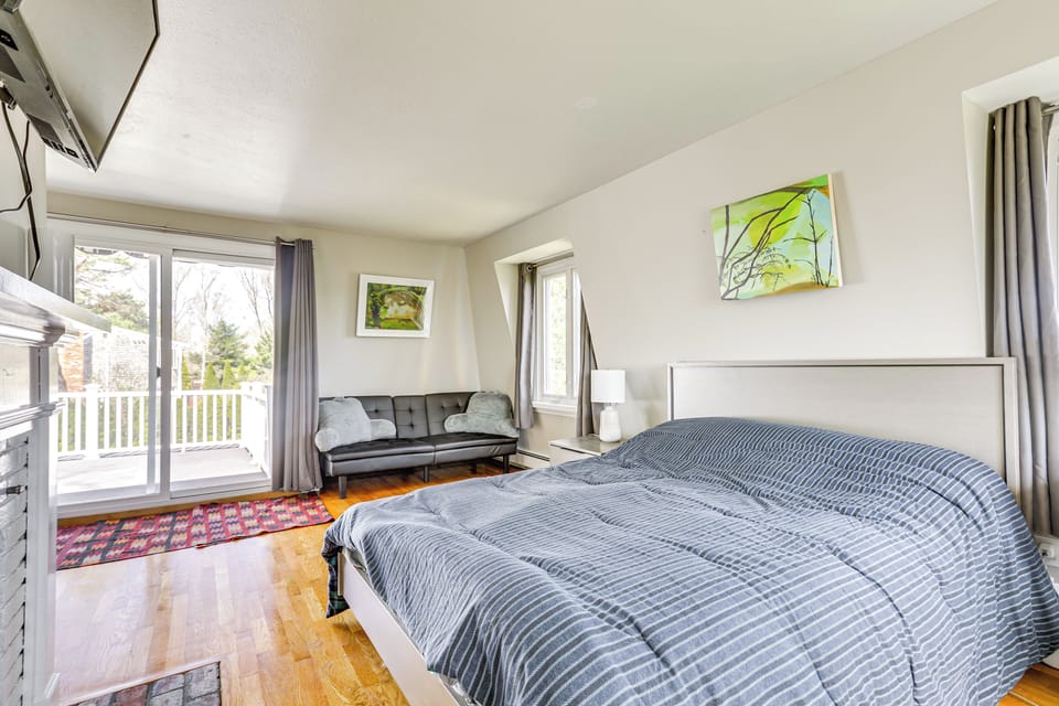 3 Mi to Cape Cod Bay: Marshfield Home w/ Balcony! Cottage in Marshfield