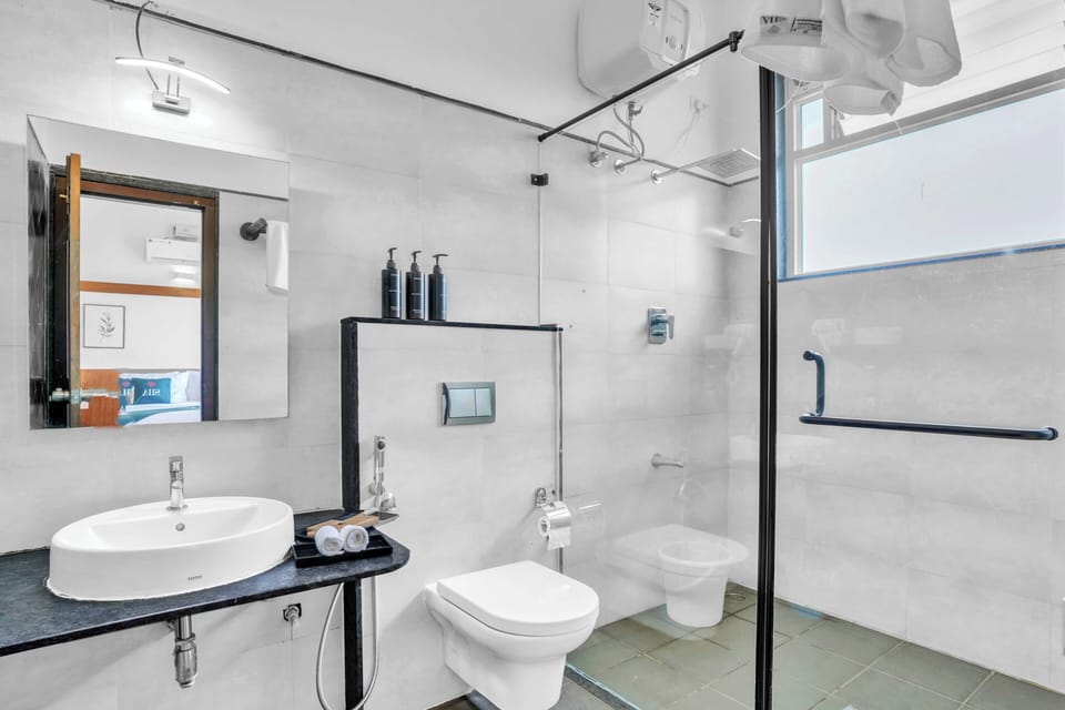 Shower, rainfall showerhead, free toiletries, slippers