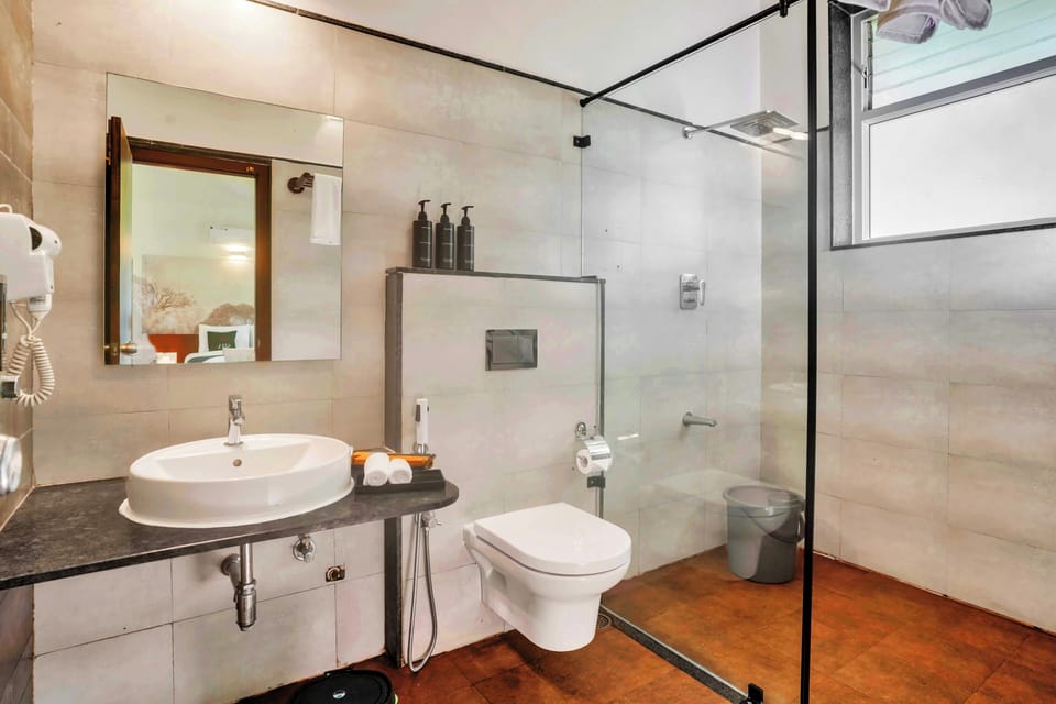Shower, rainfall showerhead, free toiletries, slippers
