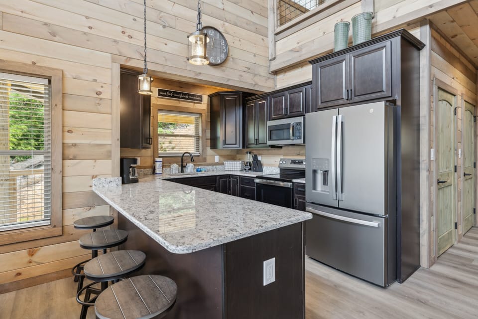 Cabin, 3 Bedrooms | Private kitchen | Coffee/tea maker, fridge, oven, toaster