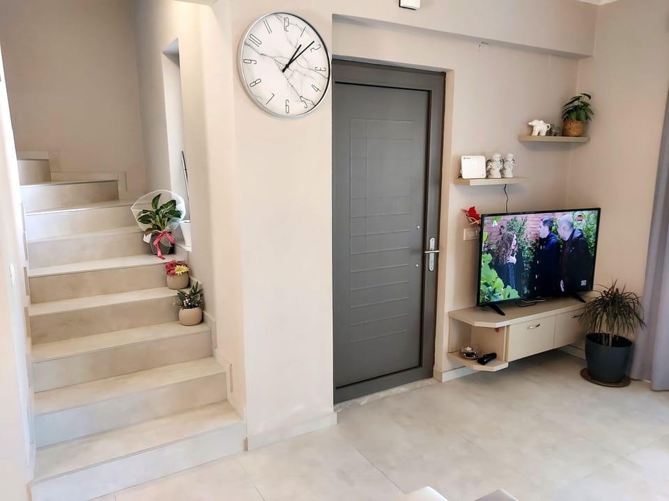 House | 3 bedrooms, desk