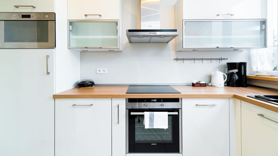 Apartment (7) | Private kitchen | Fridge, stovetop, electric kettle, cookware/dishes/utensils