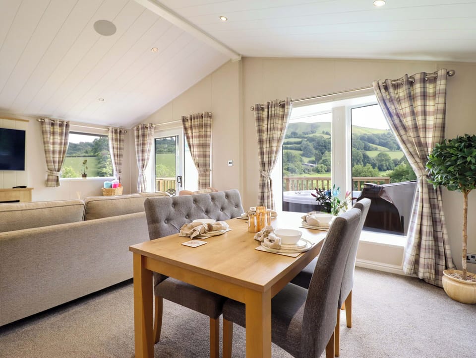 Cottage | Dining