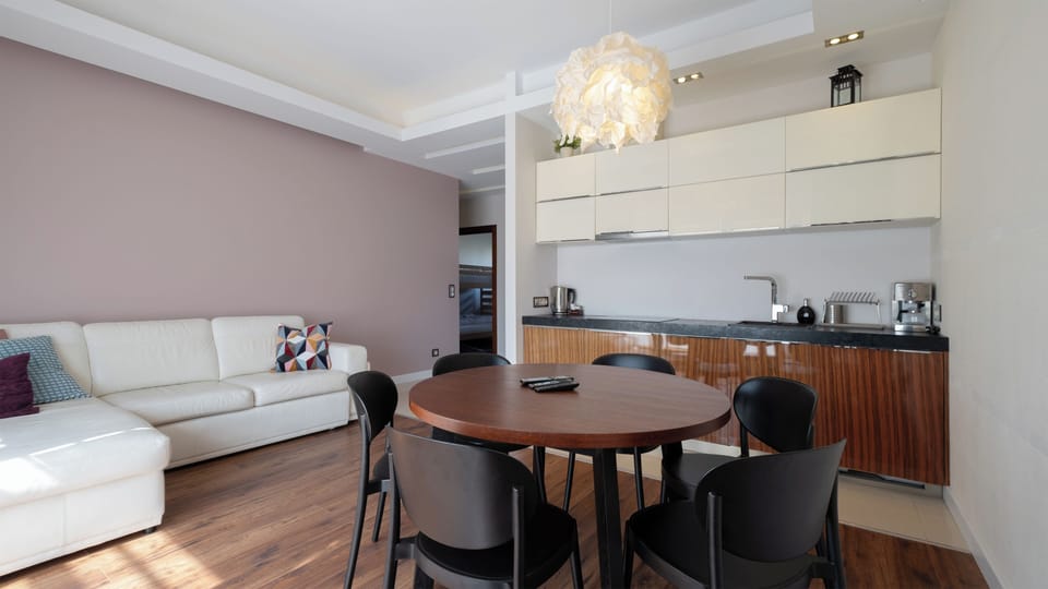 Apartment (25/C12) | Private kitchen | Fridge, stovetop, electric kettle, cookware/dishes/utensils
