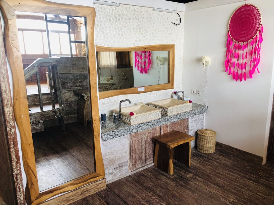 Presidential Suite | Bathroom | Shower, free toiletries, hair dryer, towels