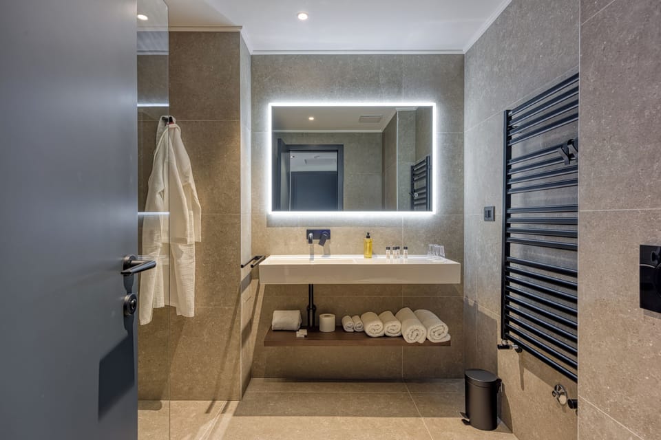 Superior Double Room, Balcony | Bathroom | Shower, hair dryer, slippers, towels