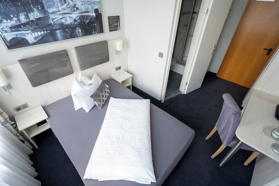 Comfort Single Room | Desk, iron/ironing board, free WiFi