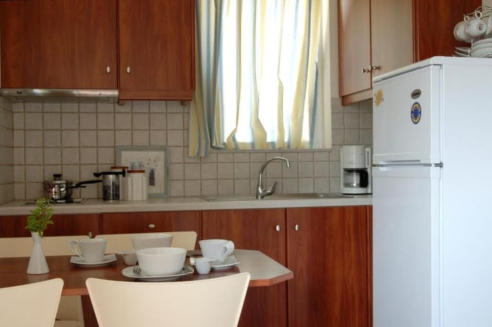 Full-size fridge, stovetop, cookware/dishes/utensils